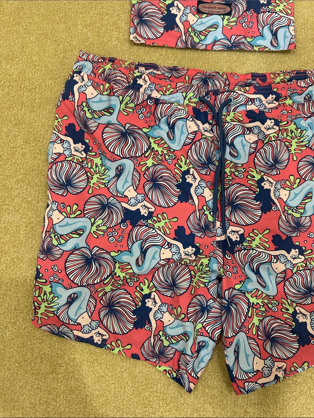 New Vineyard Vines Colorful Mermaid & Shell Print Swim Trunks and Pouch - Picture 5 of 15
